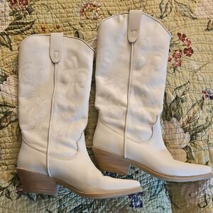 Steve Madden White Windie Boots Size 9.5M